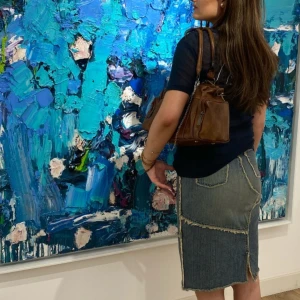 Jeanskjol med råa kanter - Säljer en unik jeanskjol med råa kanter och patchwork-design. Kjolen har en medellång längd. Perfekt för dig som vill ha något annorlunda i garderoben! Jag köpte kjolen för 350 kronor på humana i somras, och har endast använt den en gång.