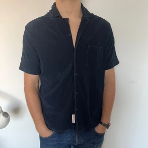 Frotté skjorta från revolutionen  - Perfekt skjorta till våren och sommaren. Säljer denna för att jag inte använder den men den är fortfarande väldigt bra skick.