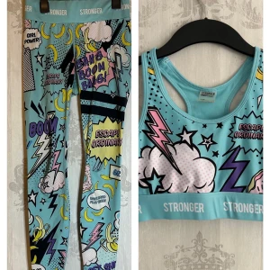 Turkos träningsset med serietidningsmönster - Tränings sett med träningstights och topp från stronger str S/small sparsamt använt, ny pris 1300kr 