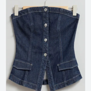 Jeans tub topp - Assnygg jeans typ topp från & Hm. Köpt från en annan på Plick men var för stor. 