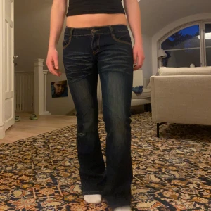 Mörkblå bootcut jeans - Lågmidjade bootcut jeans från Rose Player🤩 Midja 76, innerben 85. Lite långa för mig och är därför ganska slitna nertill.