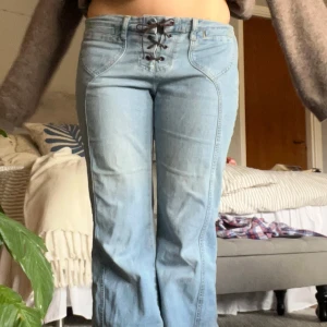 Lågmidjade bootcut jeans med snörningar/knytningar - Snygga jeans med knytningar. MÅTT:  Midja: 84 Inneben: 77