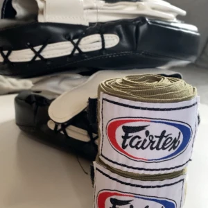 Oanvända hand lindor/hand madrasser  - Säljer ett par gröna handlindor från Fairtex, svarta hand madrasser till boxning, thai boxning och andra kampsport. Perfekt för boxnings övningar hemma/gym. (kan sänkas pris kom pv)