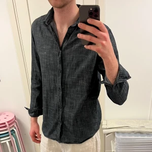 Mörkgrå skjorta från Selected Homme - Snygg mörkgrå skjorta från selected homme. Storlek M