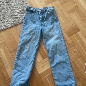Levi's 501 ljusblå jeans med raka ben - Säljer ett par fina levi s jeans