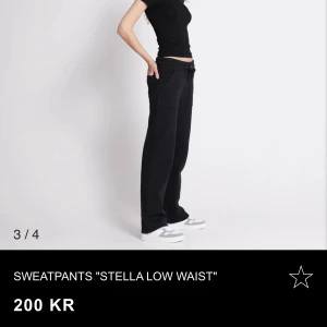 Lågmidjade mjukisbyxor  - Svarta lågmidjade mjukisbyxor. Knappt använda