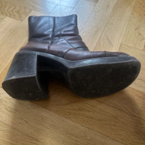Bruna boots med klack och dragkedja - Säljer ett par bruna boots i skinn med kraftig klack och rund tå. Skorna har dragkedja på sidan och en cool retrovibe. Perfekta för dig som vill sticka ut med en chunky look. Överenskommelse med tuggummi, bröd och snus till min vän ❤️