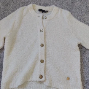 En söt tröja - En tröja från Pernilla Wahlgrens märke. Den är köpt på gekås ullared och aldrig använd🤍✨️