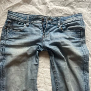 Lågmidjade jeans  - Säljer dessa lågmidjade jeans eftersom dem är för stora för mig,( bilderna är lånade men har samma jeans)  måtten är 40/82 dem är lite upptrampade där nere men jag kan vika upp dem om man vill det det gick inte att lägga ut mer bilder så om man vill ha bild på det får man skriva pris är diskutabelt 