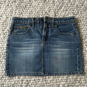 Jeanskjol - Superfin jeanskjol från Lei perfekt nu till sommaren💕Midjemått rakt över: 38,5 cm! Kjolens längd: 35 cm!💕Pris kan såklart diskuteras