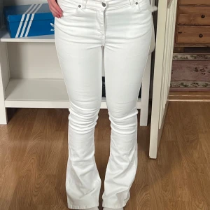 Vita bootcut jeans  - Säljer ett par vita bootcut jeans. De är oanvända o ganska små i storlek! 