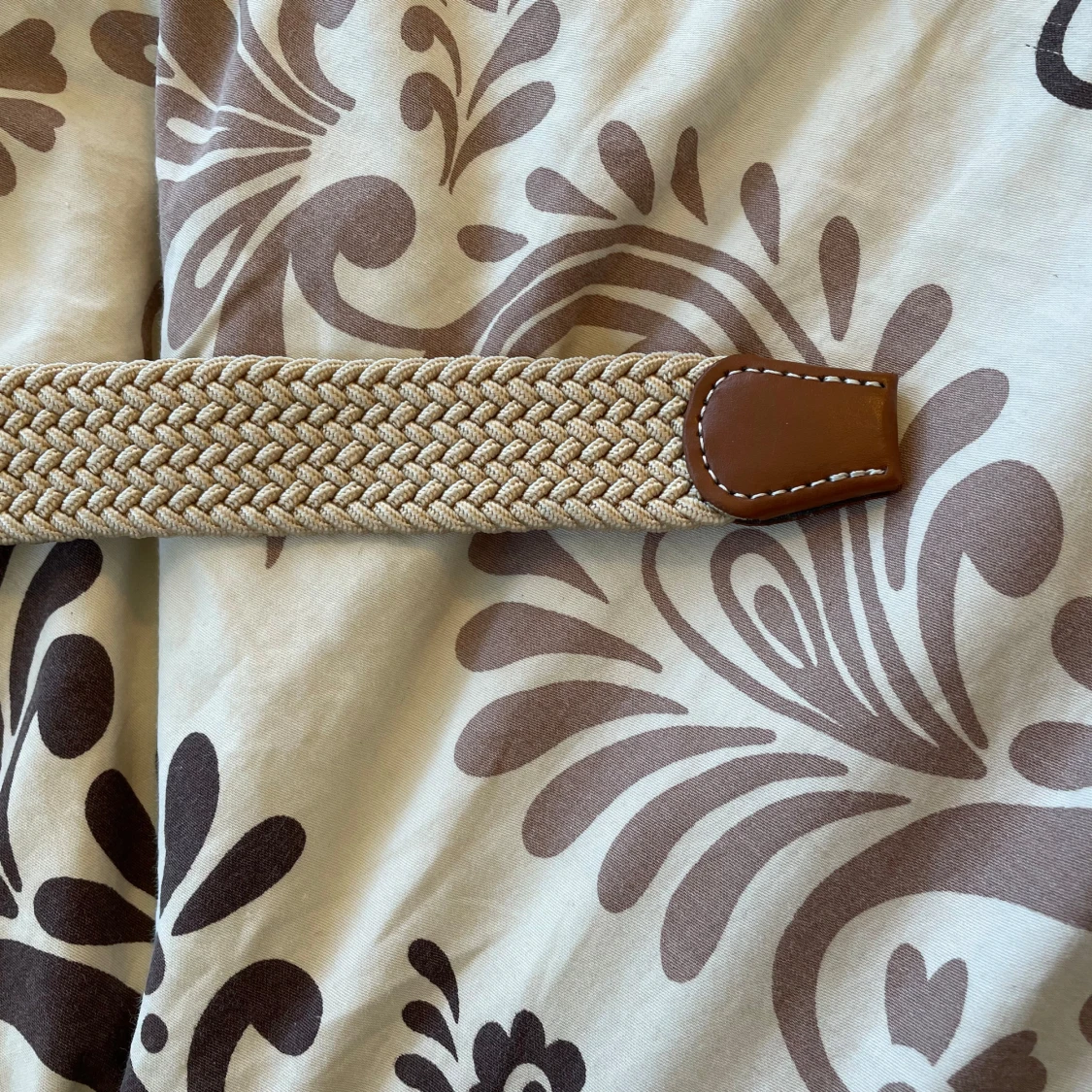 Beige flätat bälte med bruna skinn-detaljer - 2