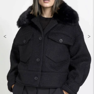 Meotine Kappa - Så fin meotine kappa!  Passar perfekt till våren🥰 Storlek S-M. Slutsåld🥰