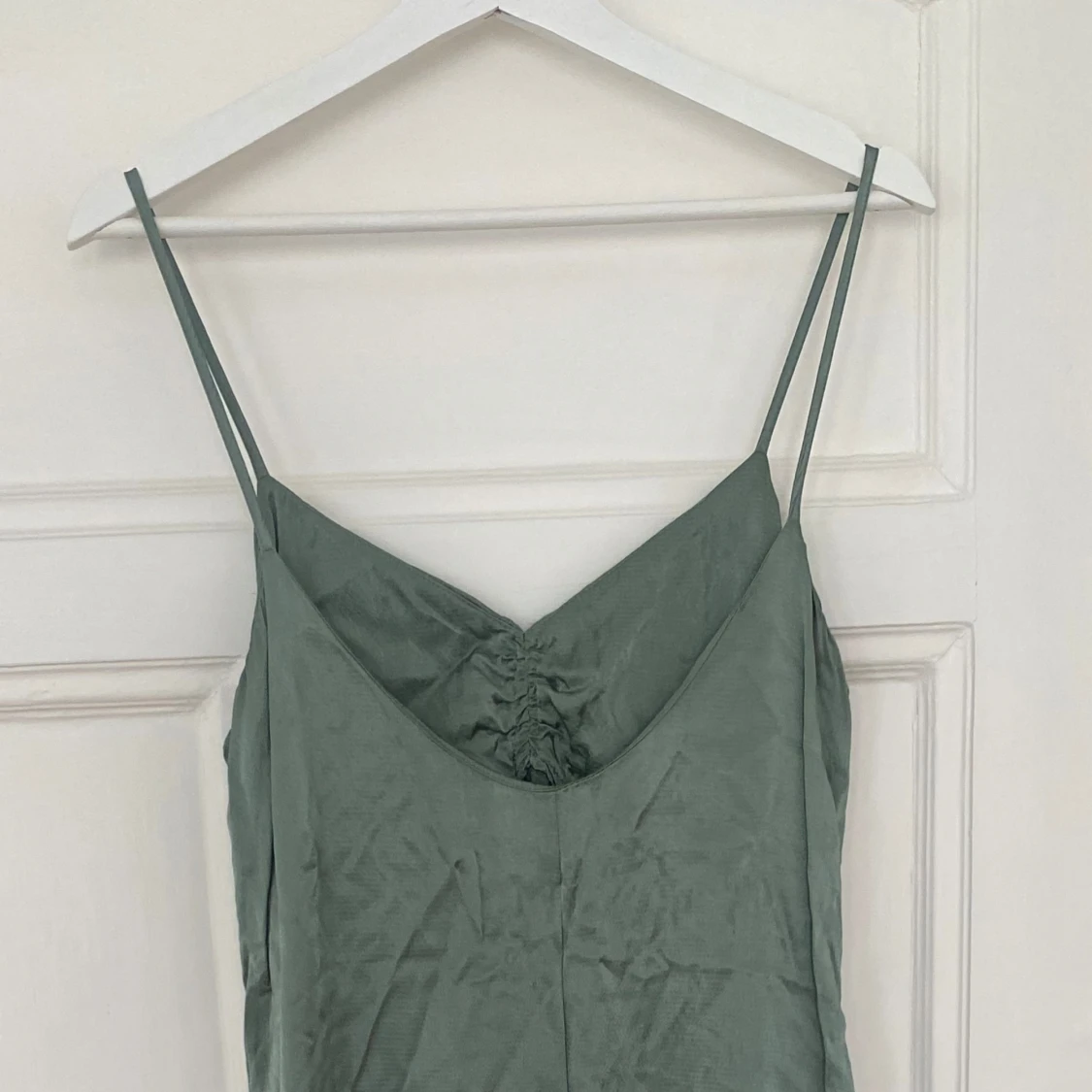 Grön långklänning i satin från Mango - 1