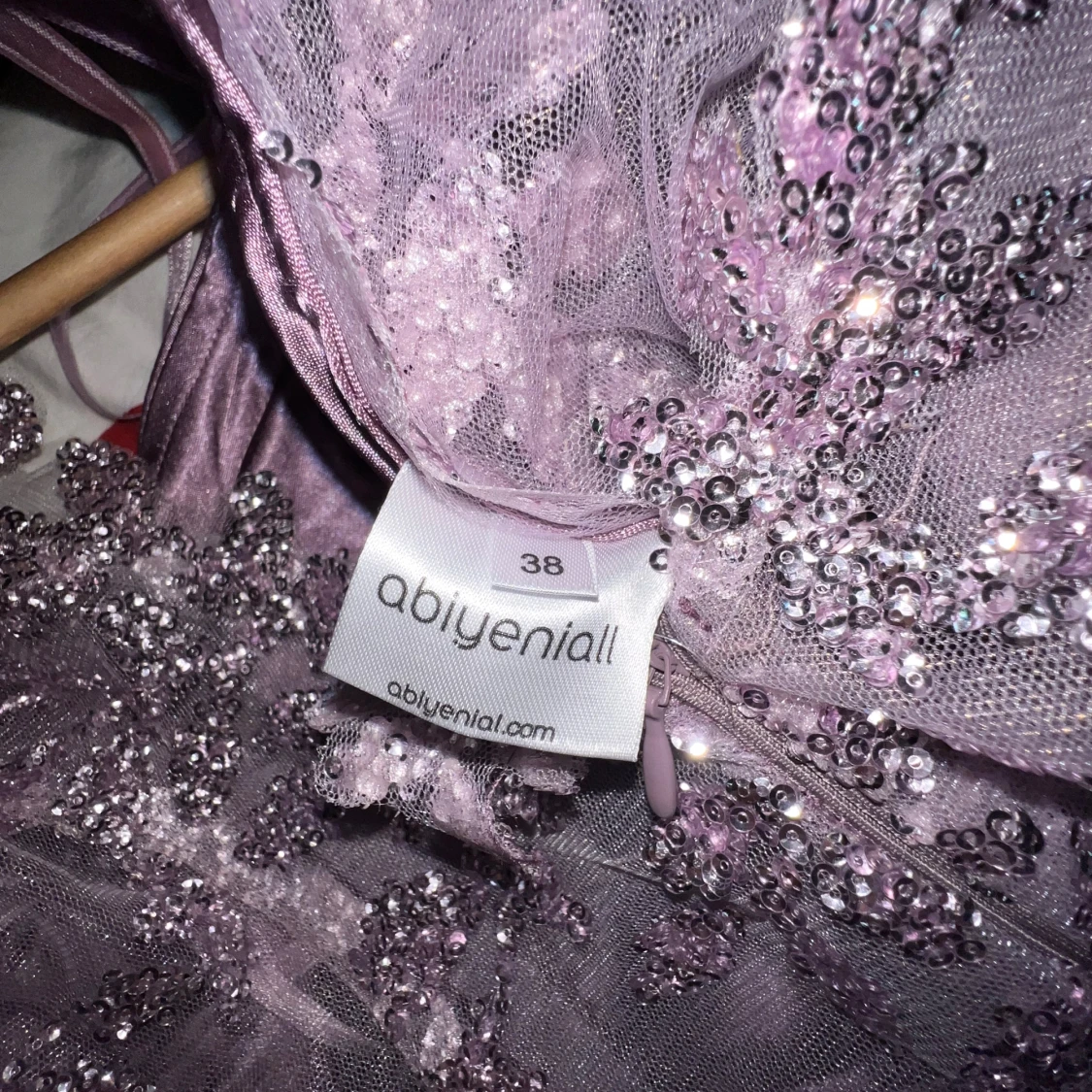 Ljuslila långklänning med glitter från Abiyenial - 3