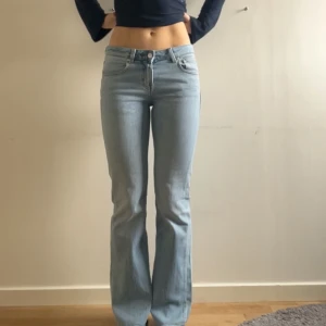 Ljusblå bootcut jeans - Säljer ett par ljusblå bootcut jeans som jag tycker är lite för korta på mig som är 174. Låg midja. Endast använda ett fåtal gånger så jättefint skick. Lite stretchiga som gör att dom formar sig fint efter kroppen. Se även de mörkblå i min profil.