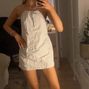 Vit kort klänning med tunna axelband - Säljer en enkel och stilren vit klänning som jag älskar men som tyvärr är för kort på mig som är 170-172cm💛