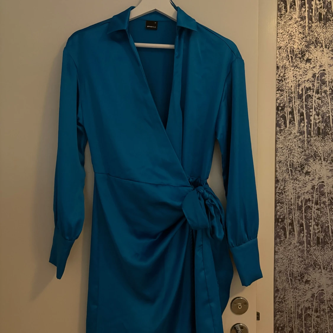 Blå omlottklänning med knytband