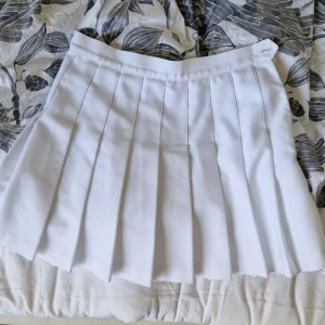American apparel kjol - Vit, veckad American apparel kjol. Midjemått rakt över är ca 36 cm och är för liten för mig som vanligtvis har M. Lite smånåpprig från tidigare ägare.