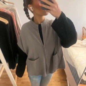 Grå poncho  - Superfin poncho från zara, står 140 i men är mer xs/s
