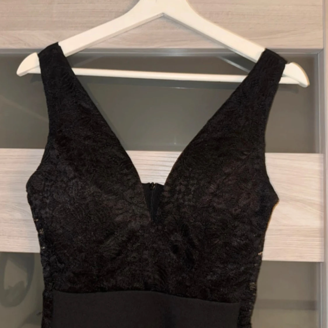 Svart långklänning med spets och v-ringning - 2