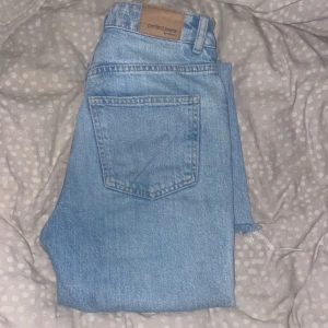 Ljusblå jeans från g perfect jeans - Säljer ett par klassiska ljusblå jeans från g perfect jeans i storlek 34. Straghit/bootcut, normal passform och är mid waist. Perfekta till vardags och lätta att matcha med olika stilar.