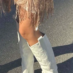 Vita cowboy boots  - Säljer dessa skitsnygga vita cowboyboots som endast är använd 1 gång! .