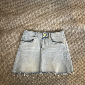Ljusblå jeanskjol från Lindex - Säljer en ljusblå jeanskjol från Lindex ⭐️💕 jag har klippt den så den är kortare ✨ 