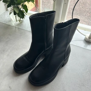 Skor - Supersnygga skor från Duffy men klack. Jättefina  boots liknande skor med en supersnygg sömn framtil och med en klack. Använda 2 gånger och i ett superfint skick! storlek 38 och vanliga i storlek.