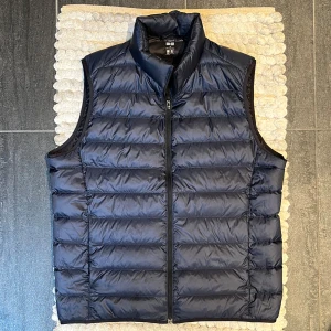 Uniqlo Väst Mörkblå - Snygga väst från Uniqlo || Storlek: M || Aldrig använd, som ny 