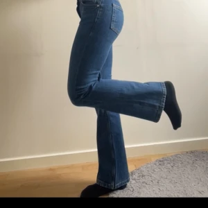 Blå bootcut jeans - Säljer ett par blå bootcut jeans som jag tycker är lite för korta för mig som är 174. Låg midja. Endast använda ett fåtal gånger så jättefint skick. Lite stretchiga vilket gör att de formar sig fint efter kroppen. Se även de ljusblåa i min profil. 