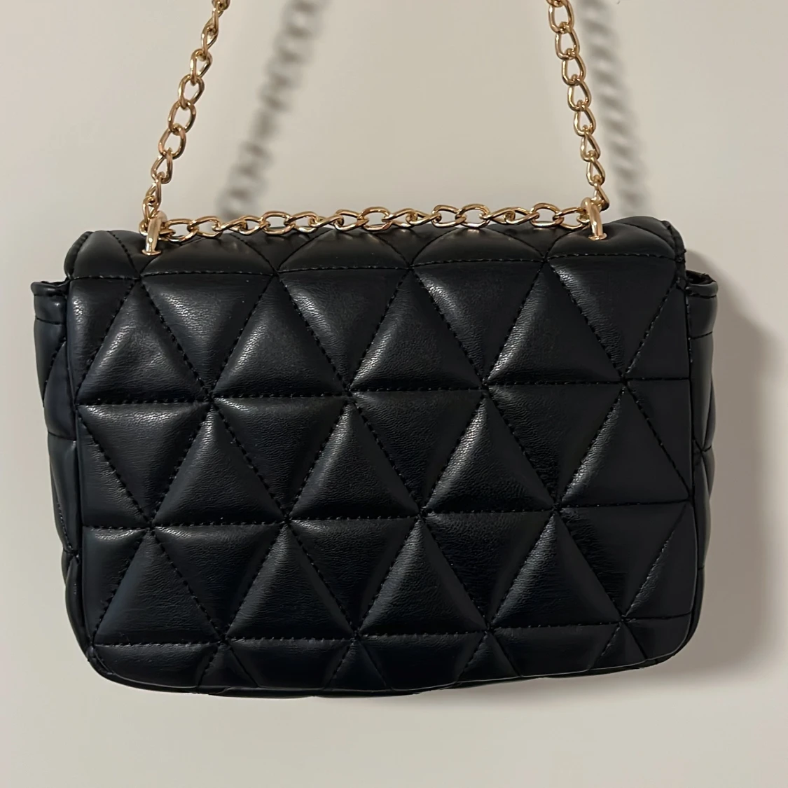 Svart quiltad axelväska med guldkedja - 1