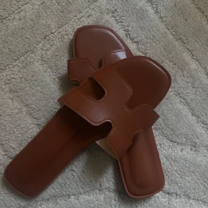 Bruna sandaler med öppen tå - Oanvända råka beställa 2