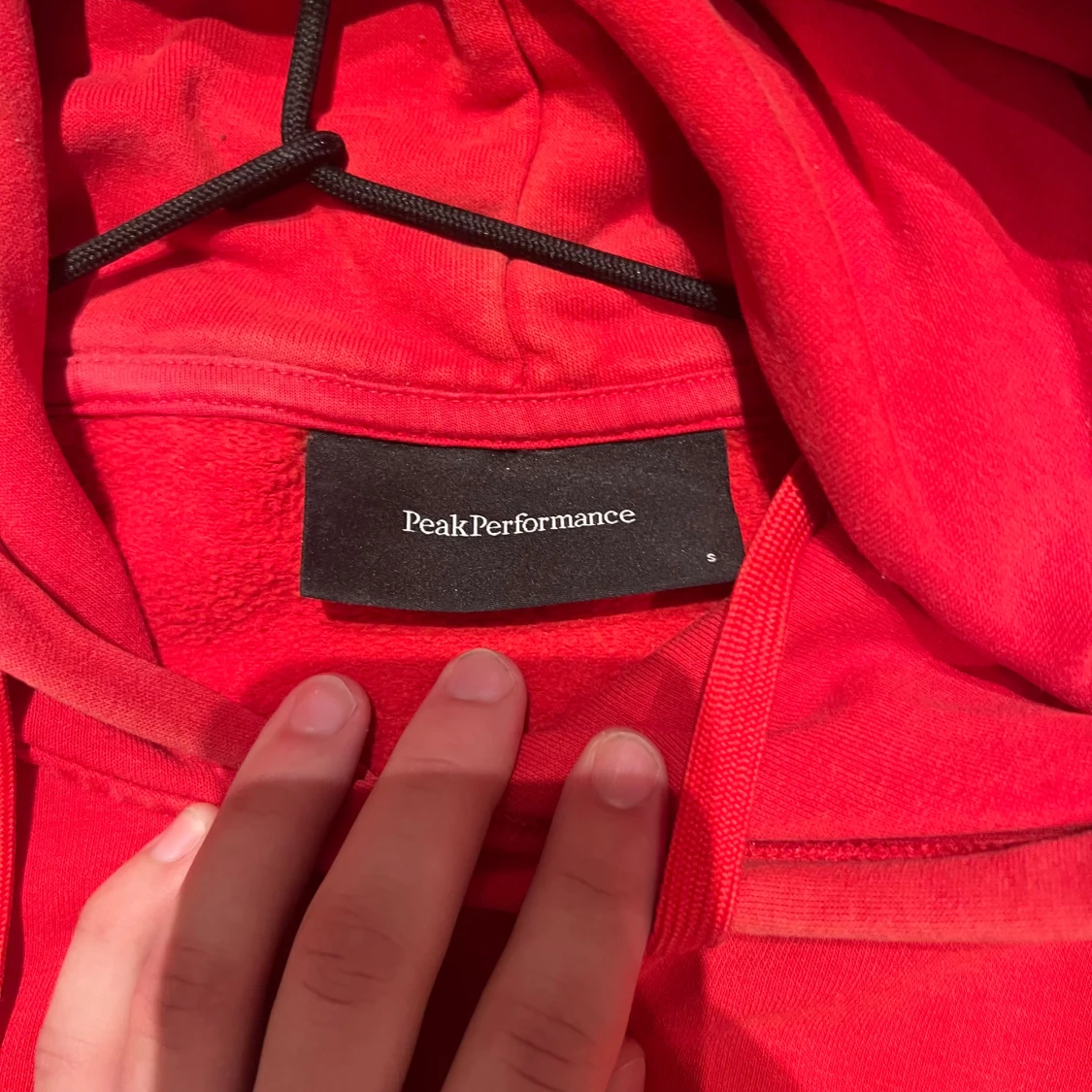 Röd hoodie från Peak Performance - 1