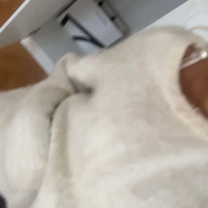 Vit stickad tröja - Vit stickad tröja i mohair, st M men passar S❤️