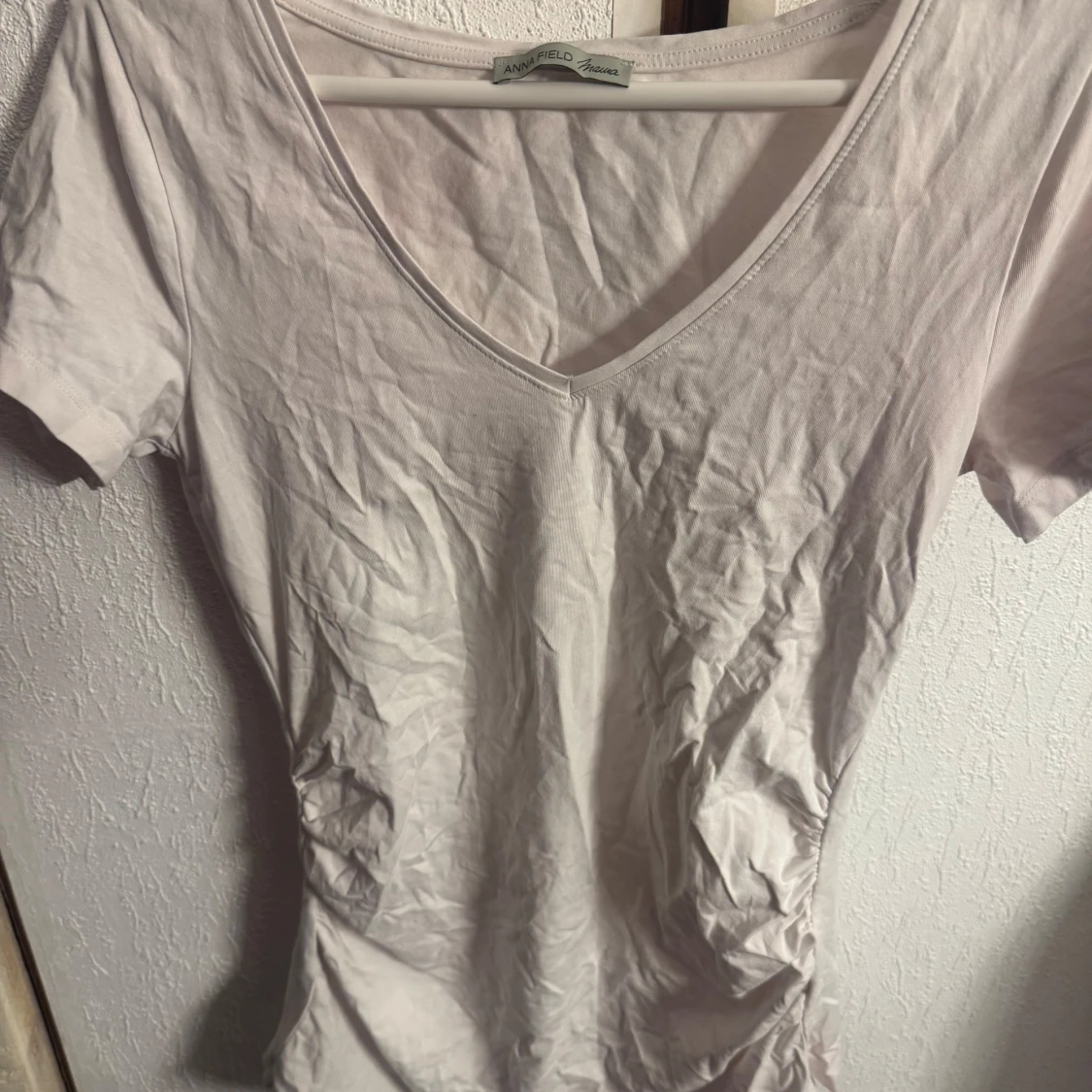 Vit v-ringad t-shirt från Anna Field 