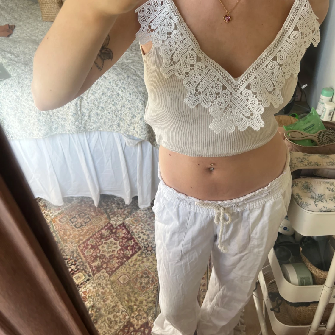 Vit croppad linnetopp med spetsdetaljer - 2