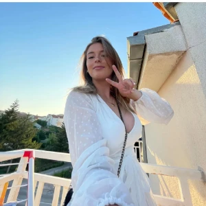 Student/sommar klänning - Säljer denna söta klänningen eftersom den inte kommer till användning, perfekt nu inför studenten och sommaren. Klänningen har insydda shorts och "drag kedja" ibak och kan knytas runt magen/ryggen💓