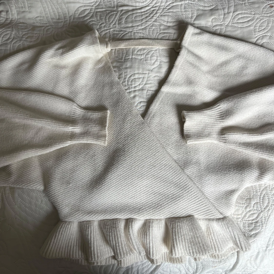 Vit omlottopp med volangkant - 2