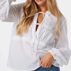 Vit sommarblus - Jättefin blus från Bubbleroom använd 2 gånger, den är så fin speciellt nu till sommaren 💕 Pris går att diskutera 🫶🏻