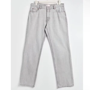 Low straight petit  - Slutsålda Lågmidjade raka jeans från gina i kort modell. Passar mig bra som är cirka 158. Storlek 36. Skriv för fler bilder