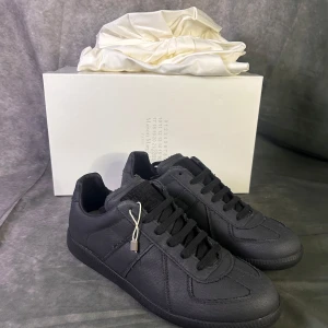 Maison margiela gats - HELT NYA | Size 41 passar 42  | Allt og medföljer | Kvitto finns |  fraktar spårbart inom 24 timmar med PostNord eller instabox | Nypris 7000