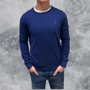 Ralph Lauren Kashmir Tröja Blå - •Ralph Lauren Tröja Blå. Är bland annat Kashmir i materialet! Skick: 8/10, inga skador! Storlek: S Herr. Modell: 173 cm, 65 kg. Authentic: ✅. Hör av dig vid frågor eller funderingar, mvh Hessler’s;)