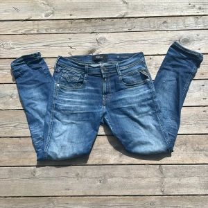 Replay anbass jeans - Tja! Säljer mina riktigt feta pch snygga replay jeans som har en snygg och unik tvätt verkligen Skick 8/10 en defekt vid skrevet men inget man tänker på sådär, Strl 30/30 pris 499kr hör av er om ni skulle ha några funderingar mvh Dennis!