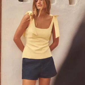 Gul Zara topp med rosetter - Säljer denna uuursnygga gula toppen från Zara, med prislappen kvar! Väldigt eftertraktad 💗Skriv vid intresse 🥰