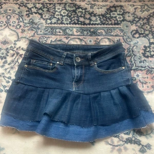 Snygg lågmidjad unik jeanskjol  - Super snygg lågmidjad unik volang jeanskjol, handsydd🩷