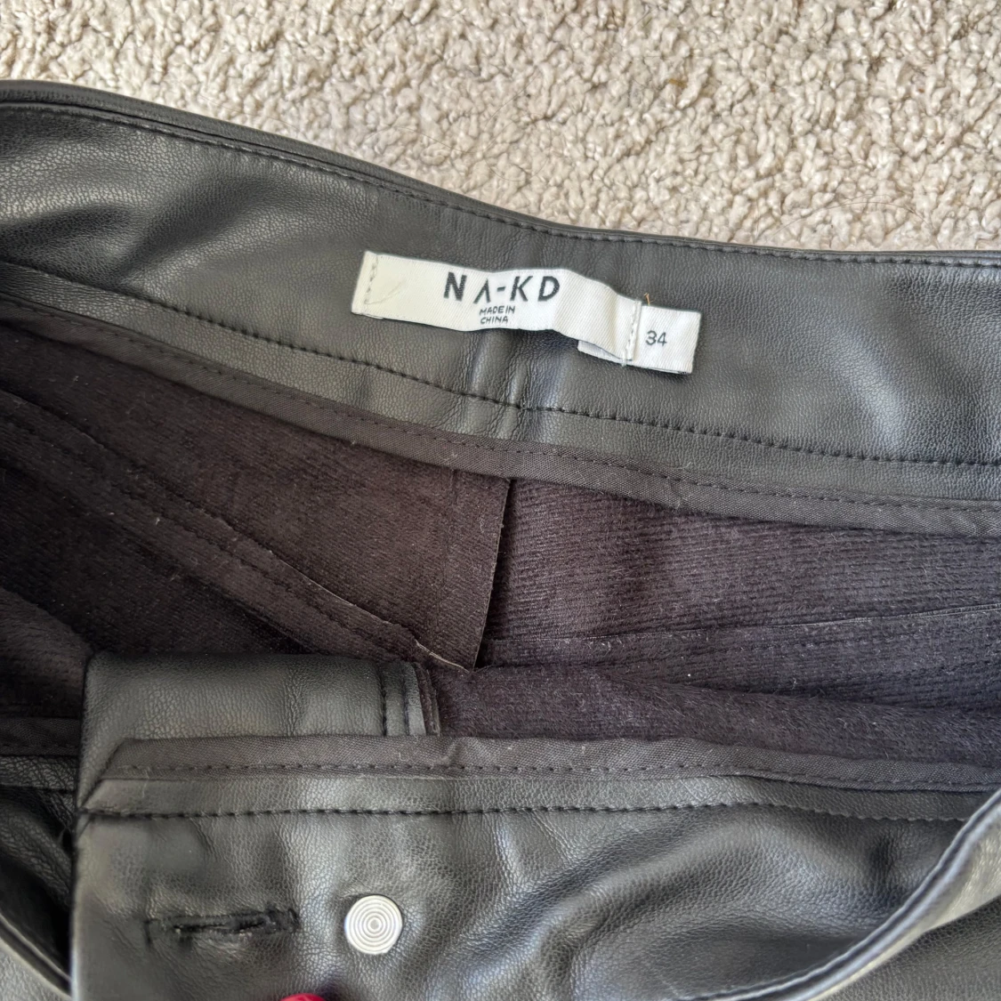 Svarta skinnbyxor med slits från NA-KD - 1