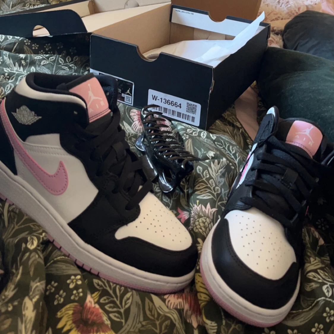 Jordans med rosa detaljer