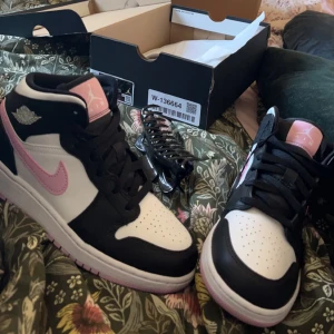 Jordans med rosa detaljer - Säljer ett par Nike Air Jordans med svart och vit bas samt rosa detaljer. De är i storlek 37,5. Jag har fler bilder hur de ser ut nu då detta är hur de såg ut när jag köpte de. Men mina skor jag har nu är i bra skick. De köptes för 3000