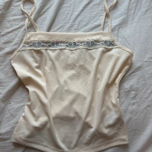 Beige ribbad linnetopp med spetsdetalj - Somrig topp , endast testad en gång 🌷 köpt från cider 